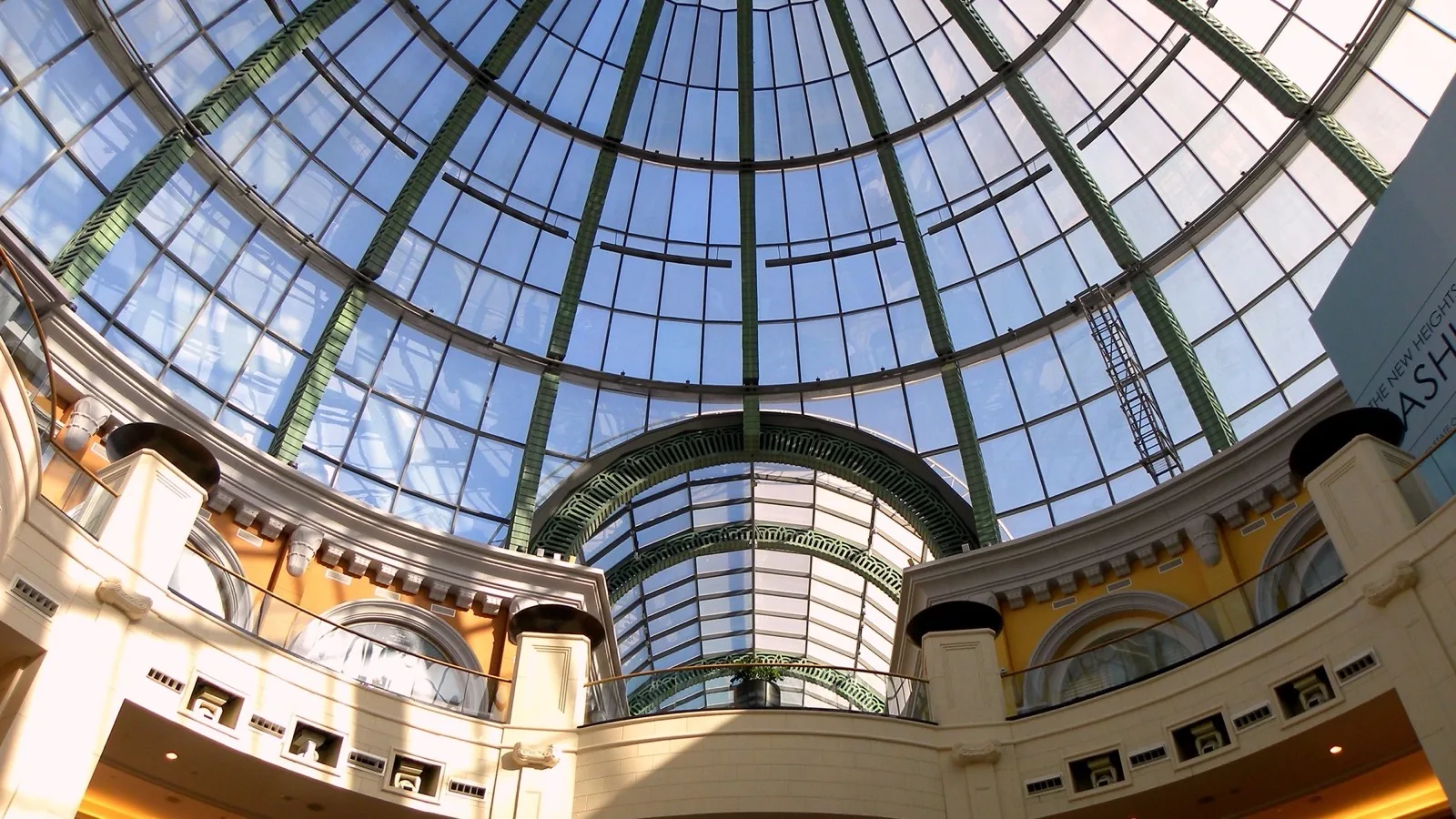 Galeria handlowa, sceneria dla ekranów OISEN