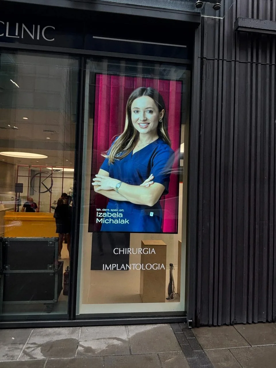 Kupryś Dental Clinic - monitor witrynowy — realizacja OISEN
