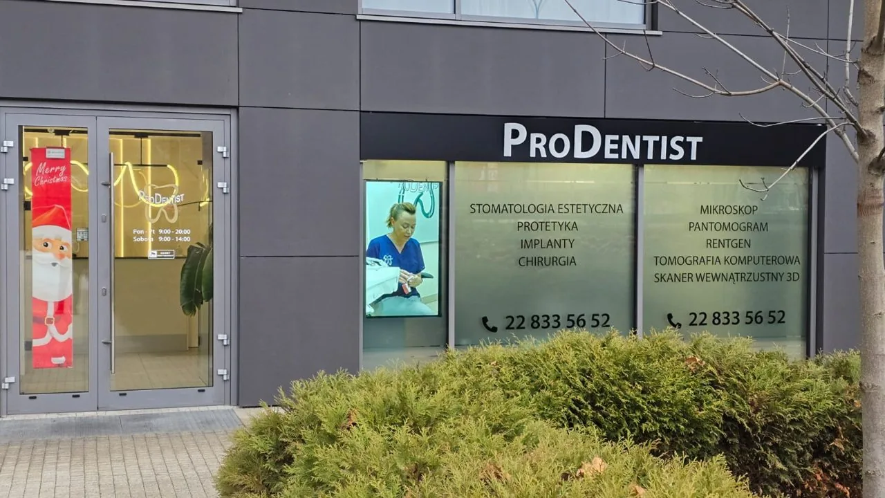 Prodentist - monitor witrynowy 55" — realizacja OISEN