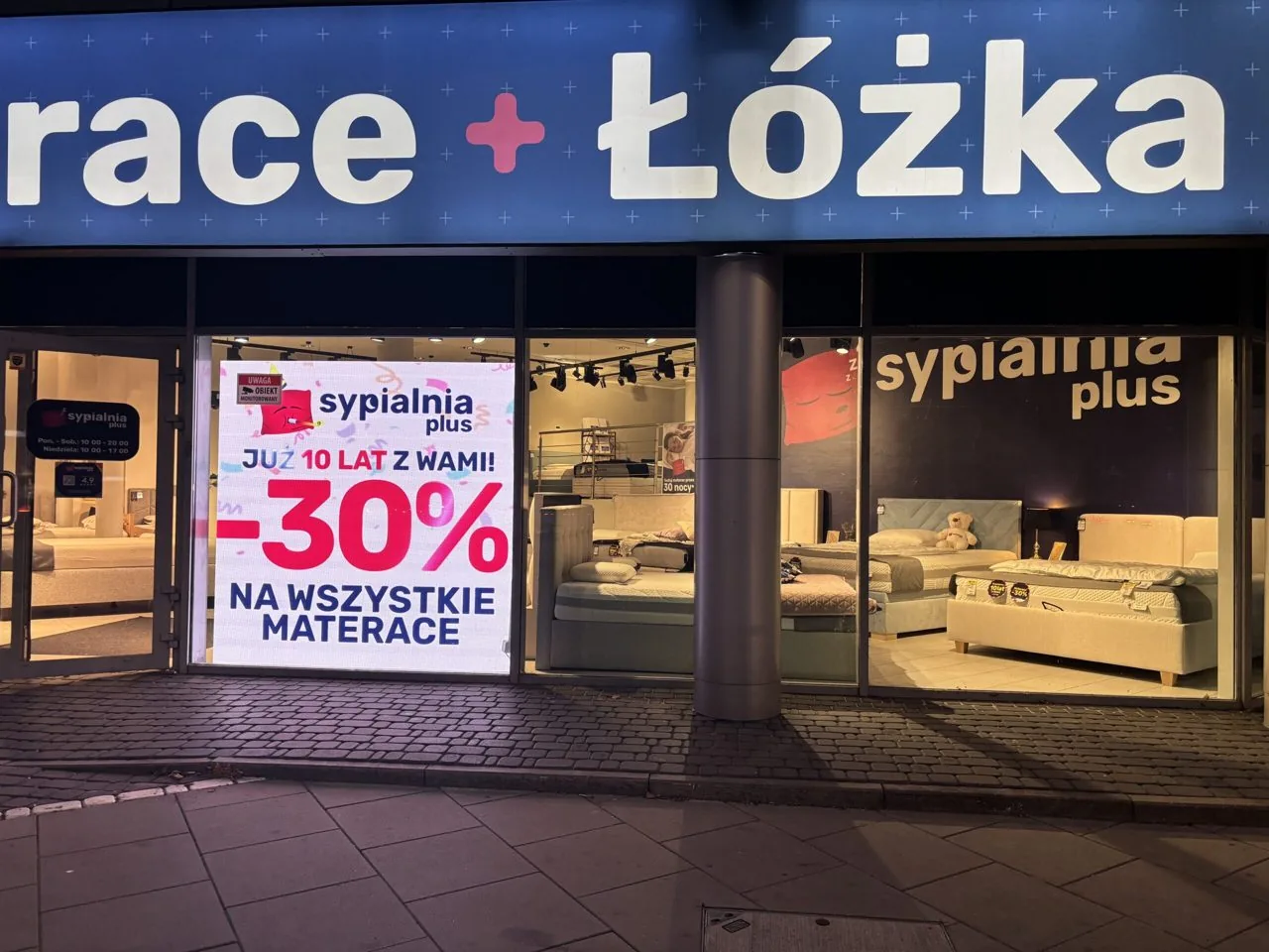 SypialniaPlus - ekran witrynowy — realizacja OISEN