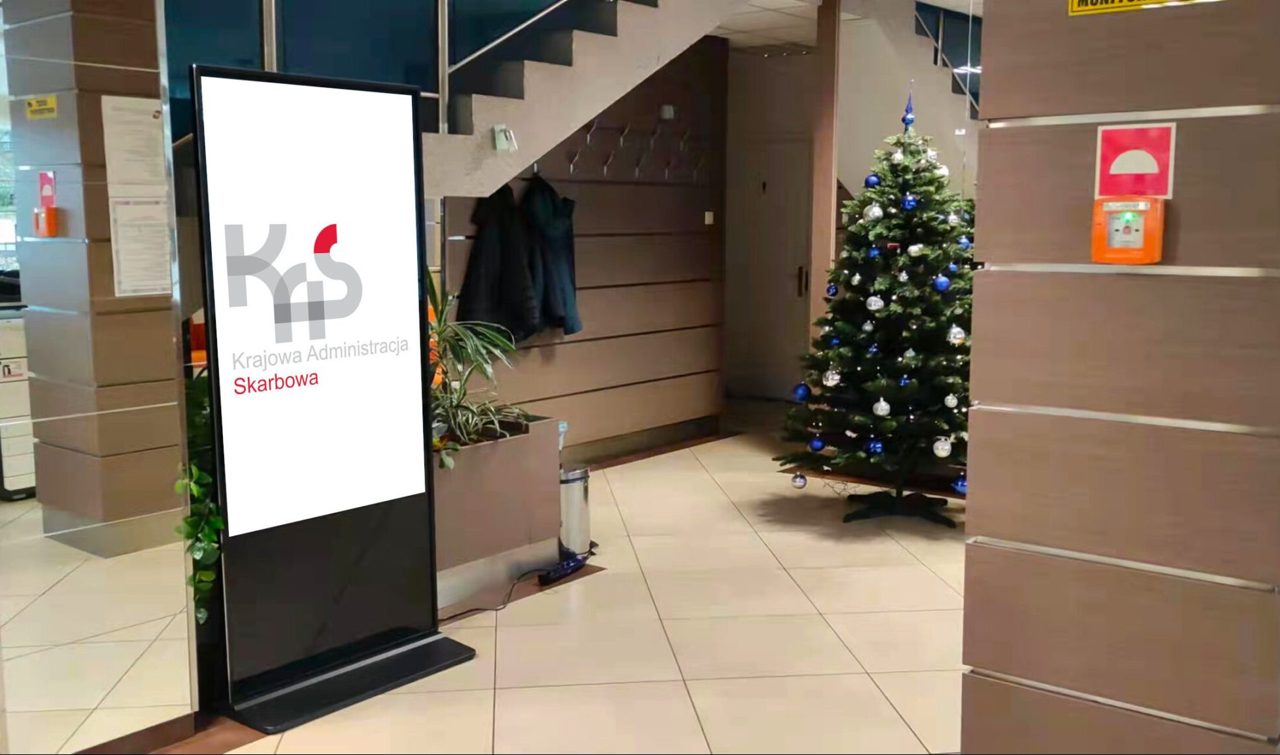 Krajowa Szkoła Skarbowości - instalacja totemów — realizacja OISEN