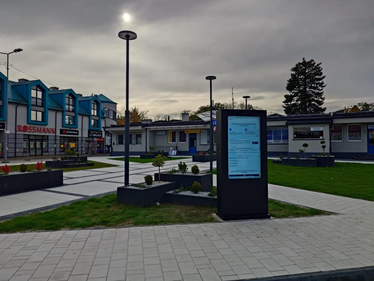 Małopolskie Dworce Autobusowe - totemy zewnętrzne — realizacja OISEN