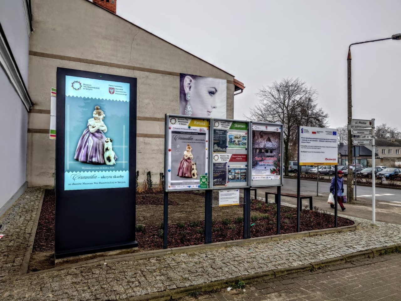 Muzeum Wsi Mazowieckiej - totem zewnetrzny — realizacja OISEN