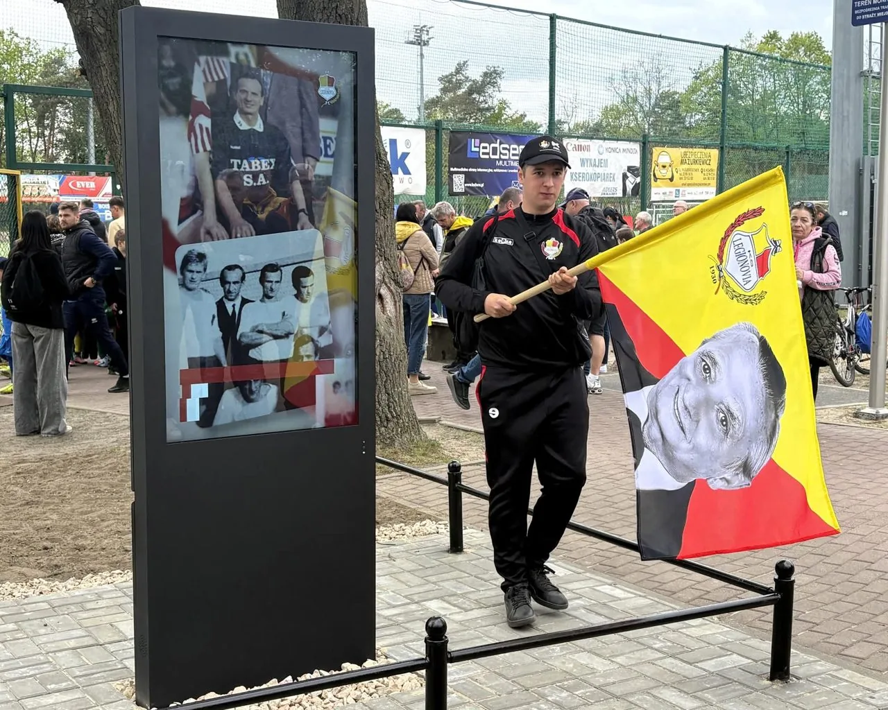 Stadion Miejski Legionovii - totem zewnętrzny — realizacja OISEN